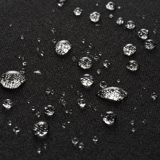 ゲリラ豪雨にも耐える耐水圧25,000mmの強撥水（4級）の柔らかいマット生地
