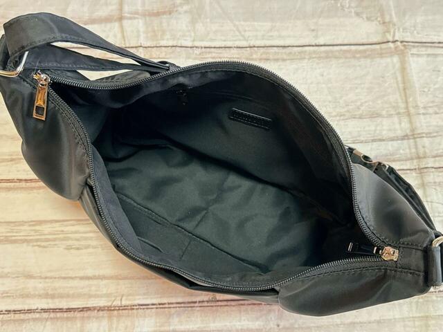 内側にもポケットがたくさんついています！