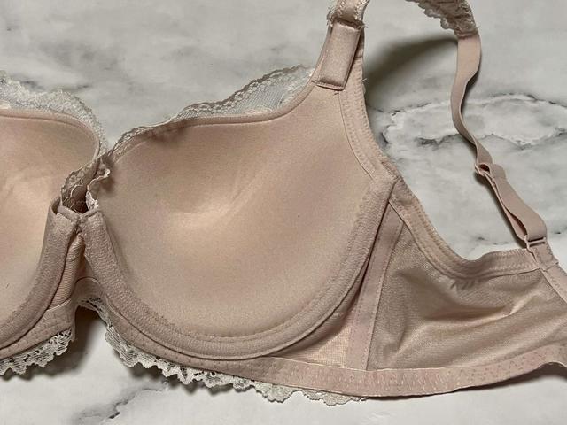 【PEACH JOHN（ピーチ・ジョン）】外部下側の丸みを削り、トップ位置を高く設計したカップ！