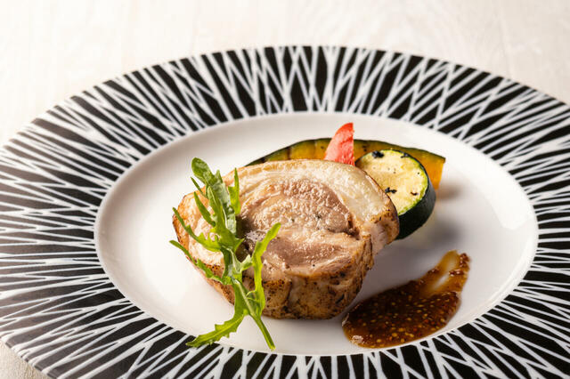 「豚バラ肉のポルケッタ」＜期間：2025年7月1日～8月31日＞【“マンゴーとココナッツのケーキ”や“スペシャルなかき氷”も登場！オリエンタルホテル広島「夏のデザートブッフェ付きランチ」開催！】