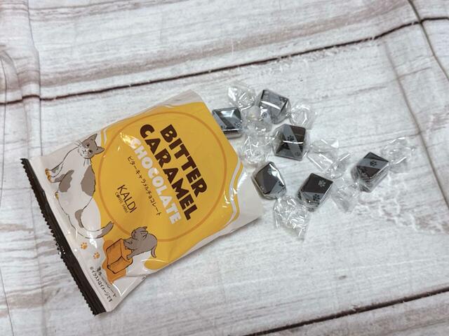 【カルディ ネコの日バッグ プレミアム／オリジナル ビターキャラメルチョコレート】ほろ苦いビターキャラメル味。大人の味わいです！