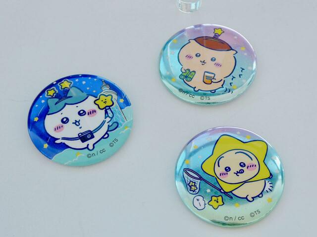 【ちいかわコラボ】トレーディング　ホログラム缶バッジ（各税込550円）／ホログラムがキラキラかわいい缶バッジ。星を食べるために捕まえようとしている食いしん坊なうさぎがかわいすぎませんか…？！