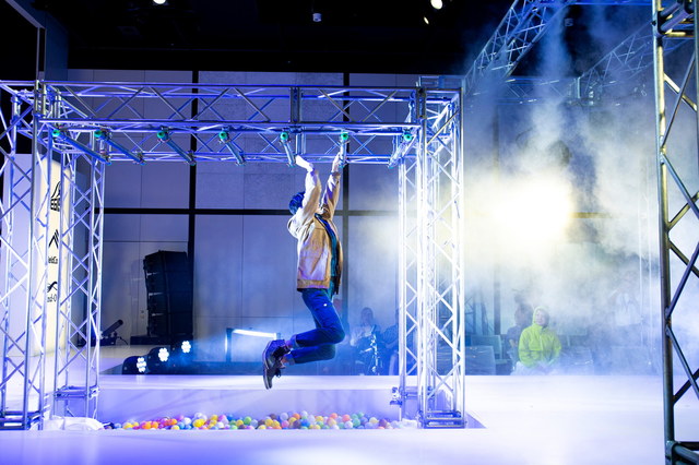 うんていをして動きやすさをアピール！