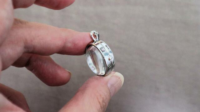 シルバーのほか、ゴールド・ピンクゴールドがあります【フェリシモ 猫部  猫毛を入れられるロケットペンダント】