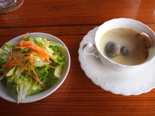 作中では2人もサラダを食べている