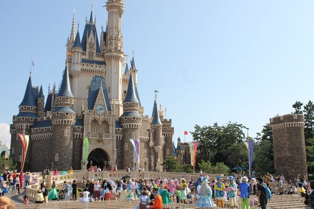 「ディズニー・ハロウィーン」一般ゲストのディズニー仮装でにぎわう、シンデレラ城前（東京ディズニーランド）