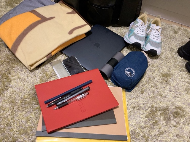 【ワークマン マルチポケット トートバッグ】ノート2冊、クリアファイル、分厚いスケジュール帳、文房具、お弁当箱、メガネケース、パソコン、スマホ、モバイルバッテリー、靴、ブランケット、レインコートが入りました