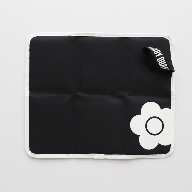 【マリークヮント春の新アイテム】折りたたみクッション／￥2,200　おでかけ時に大活躍♪