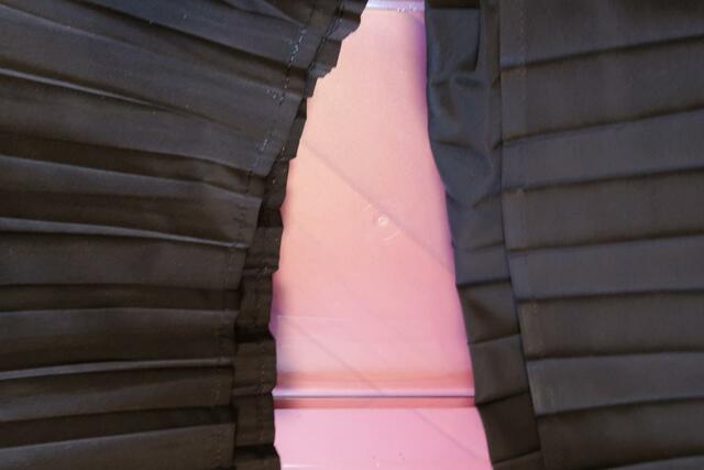 左:レディース撥水ランダムプリーツスカート(新発売)/右:レディース撥水ライトプリーツスカート(旧商品)　水を手ではらったらどちらもサラリ