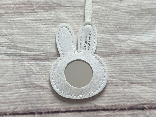 ミラー付きなため、外出先でのメイクチェックに便利！