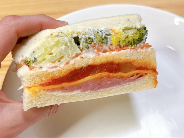 【TULLY'S ハムチーズ&サラダサンド セット】ブロッコリー、にんじん、キャベツ、ハム、チーズ、トマトソースと具沢山!