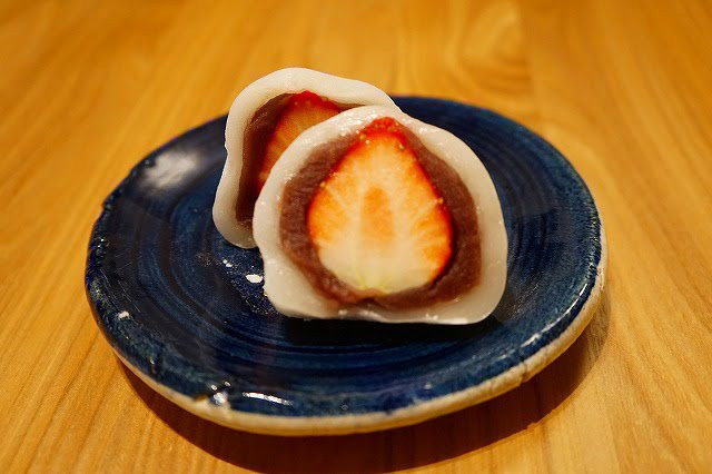 こちらも安定の美味しさ。銀座店、日本橋店をはじめ有名デパートにも出店あり。　銀座あけぼの（銀座）　いちご大福　280円