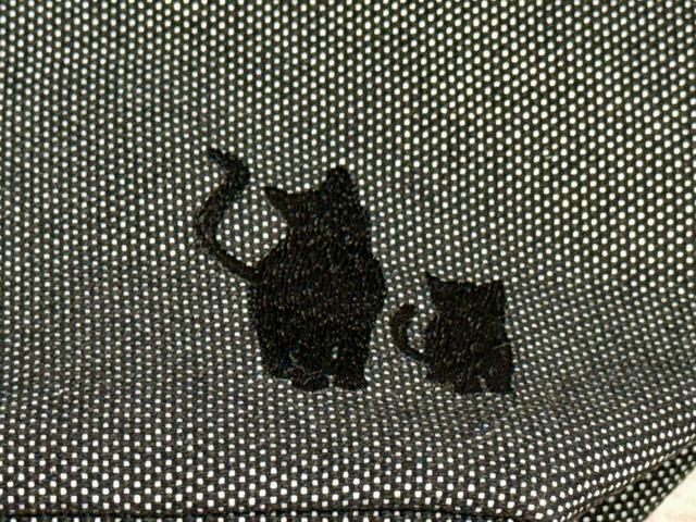 【カルディ ネコの日バッグ プレミアム／オリジナルバッグ】ネコたちはシルエット刺繍なので甘くなりすぎず、大人が持ちやすいデザインです◎