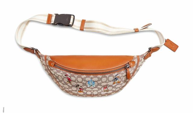 【DISNEY X COACH】リーグ ベルト バッグ シグネチャー ミッキーマウス アンド フレンズ エンブロイダリー／¥81,400 (税込)