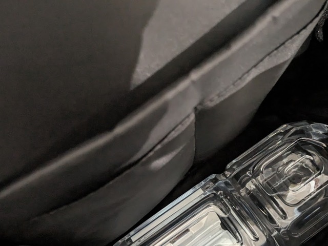 【OFAMOUS リュック】本体内部には背面側にPCスリーブがあり、その手前に2つに仕切られたポケットが配置されています