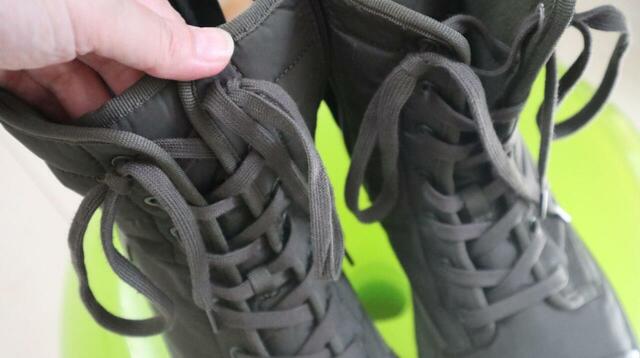 【ユニクロC パデッドレースアップブーツ】長めの靴ひもなのでアレンジも自在。着脱しやすいので、左右をそれぞれ両結びにするのもおすすめです♪