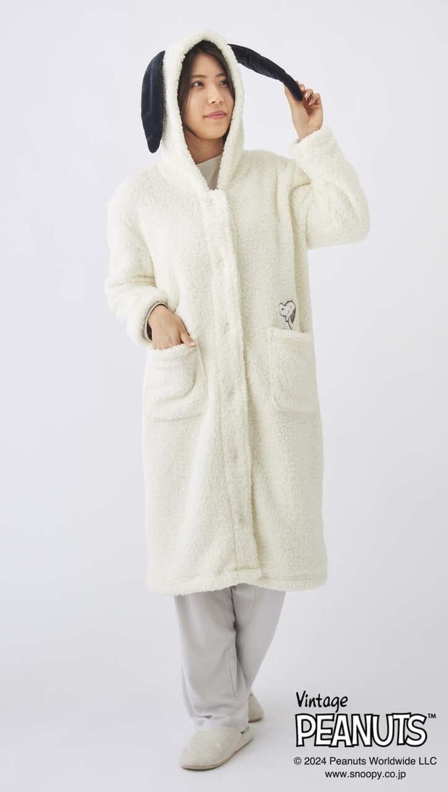 【PEANUTS「PEANUTS MORE SLEEP 着る毛布 アイボリー」7,150円】着丈107cm。着用イメージ