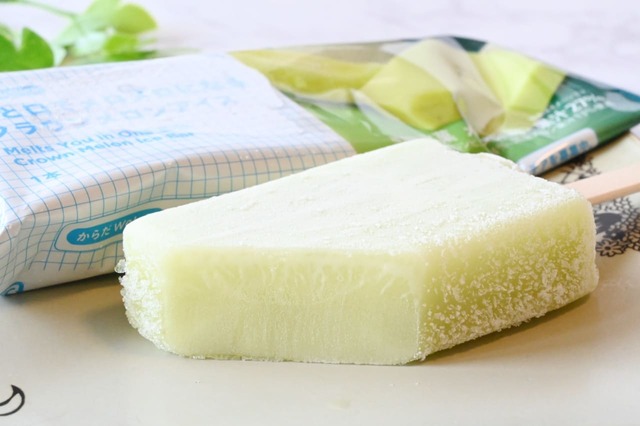 【ウエルシア/「ひと口でメロメロになるクラウンメロンアイス」(213円)】果物のメロンをそのままアイスにしたかのような、ジューシーな甘み