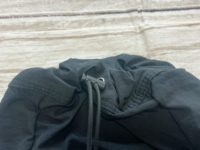 本体の口はドローストリングで開閉できます