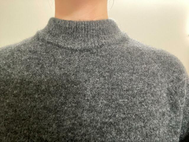 【GU　パフィータッチロングニットワンピース(長袖)】首元はキュッとなっていて寒くありません