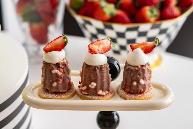 「キャロットプチシャポー」<期間:2025年12月27日~2026年5月上旬頃まで>【モノクロームのおしゃれ空間でいちごスイーツを満喫♪「ヒルトン東京」で“アジョリーコラボスイーツ”も楽しめる苺ビュッフェ開催!】