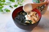 【大豆ヨーグルトを味噌汁にちょい足し】ヨーグルトを入れているところ