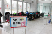 各会場の入り口にはベビーカー置き場が。