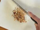 【優食 豆腐干】手順2.乾煎りしたお好みのナッツを刻んでおく