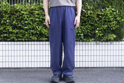 MUJI Laboの「新作イージーパンツ」は、風通しの良いゆったりとした