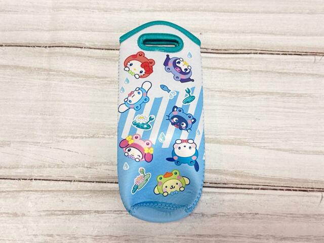 裏面は前面と異なるデザイン。どちらもブルーのストライプやしずく、お魚、蓮の花や葉など、梅雨らしいモチーフがたっぷり散りばめられているのも魅力！