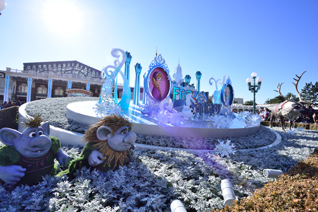 エントランスのデコレーション、左側には妖精のトロールたち ©Disney