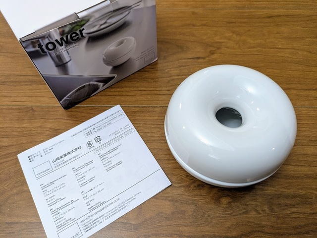 【山崎実業　コバエ ＆ 消臭ポット】ドーナツのような丸いフォルム。これ本当にコバエ取り!?と思うほどシンプル＆スタイリッシュな見た目です