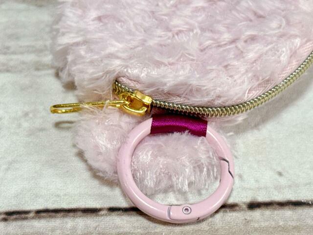 ファスナーカラーはゴールド。ピンクのサークルカラビナ付きで、バッグなどにつけて持ち歩けます