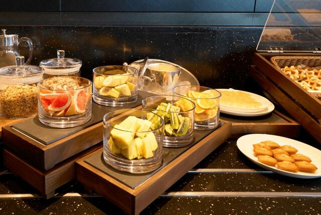 「フルーツだけでなくチーズケーキやフィナンシェも楽しめる」<期間:2026年4月2日〜>【オリジナルのタコスが作れる「タコスバー」が登場!「ザ ロイヤルパークホテル 東京羽田」が、朝食ブッフェをリニューアル!】