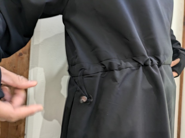 【ワークマン レディース撥水ストレッチワンピース】ウエスト部分にはドローコードが。好みでフィット感を調節できます