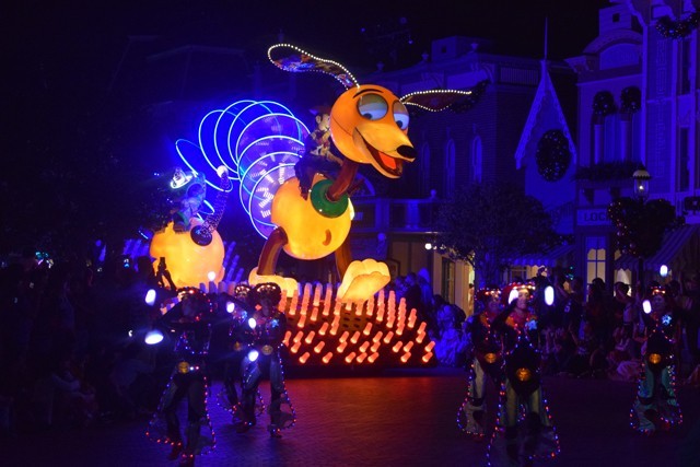 ディズニー・ペイント・ザ・ナイト・パレード｜香港ディズニーランド・リゾート