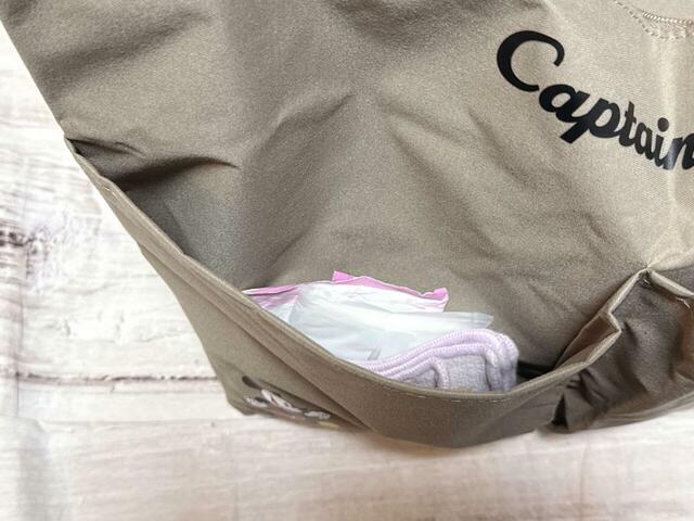 ポケットにはミニタオルや汗拭きシート、ポケットティッシュなどを収納