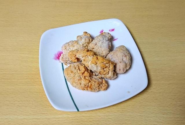 【日本ハム　さくらどり 若鶏からあげ　1kg　1098円】大小さまざまなからあげがゴロゴロ入っている