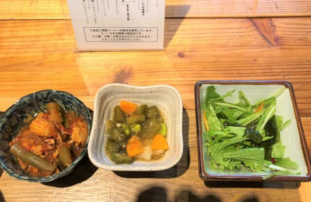 小鉢やサラダの内容は定期的に変わるので、お楽しみに