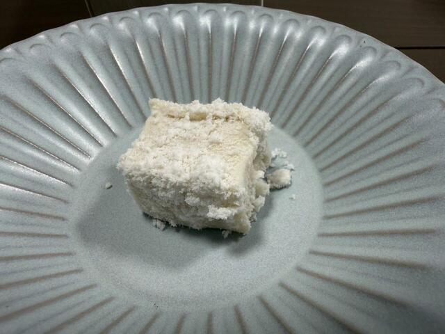 【いったつみとらどう 椰子の白わらび餅】しっとりむっちりのわらびとパウダーの相性がぴったり