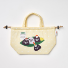 「​​​Suicaのペンギン×ほんのり屋　ふわふわ保冷巾着トート（クリームイエロー）」＜サイズ：（約）W上辺330/下辺210×D120×H200mm＞【Suica利用でオトクに購入！おむすび処 ほんのり屋に「Suicaのペンギン ふわふわ保冷巾着トート おむすびセット」が数量限定で登場！】