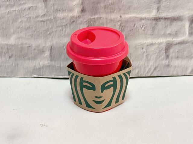 ミニカップにスリーブを装着。可愛い〜！【バレンタイン2026 スターバックスミニカップギフト（ドリンクチケット付）】 