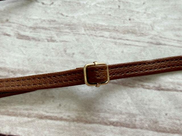 ショルダーストラップの長さはもちろん調整可能！【SNOOPY（スヌーピー）タテでもヨコでも持てる！スマホショルダーBOOK BROWN】