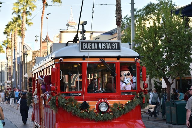 トロリーカーに乗ったままクリスマスソングを歌って終わるバージョンもあります