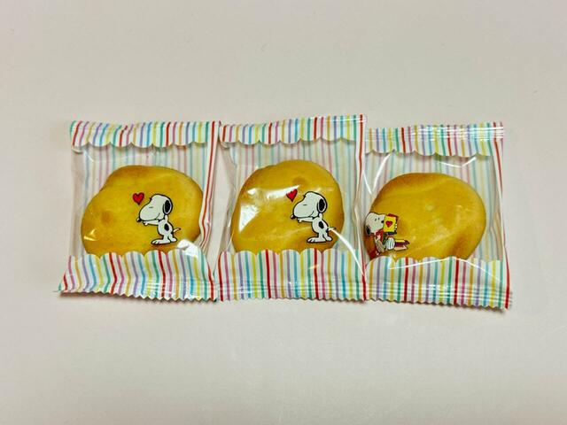 【カルディ×PEANUTS/スヌーピー バンブーコンテナ】スヌーピーのフェイス型の焼き菓子3個入り。パッケージまでしっかりかわいい♪