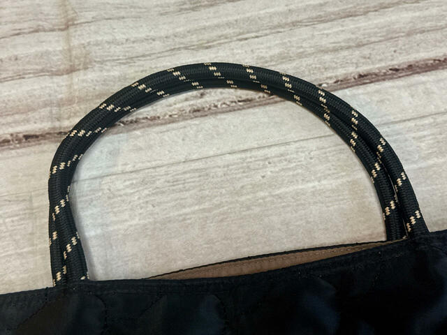 ハンドルはおしゃれな模様入りのコード♪