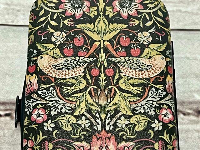 裏面はよりいちごが目立ち、赤のアクセントがキュート！