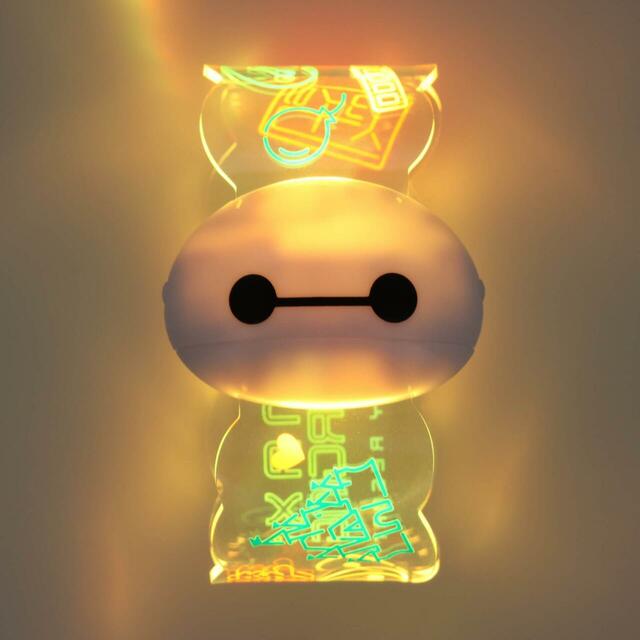 光るバングル 1,800円｜東京ディズニーリゾート「サマー・クールオフat Tokyo Disney Resort」ベイマックスグッズ｜販売店舗：東京ディズニーランド「グランドエンポーリアム」、東京ディズニーシー「エンポーリオ」｜発売日：2025年7月1日（火）