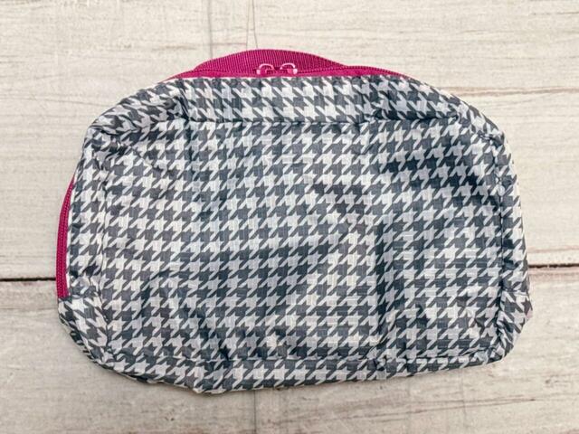 背面は装飾がないシンプルなデザイン