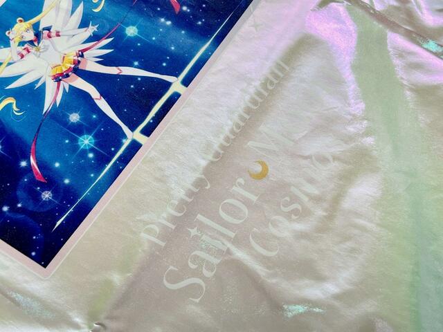 ホワイトで「美少女戦士セーラームーンコスモス」を表す英語のロゴもデザインされてます!【3COINS×セーラームーン】エコBAG (B)/550円(税込)